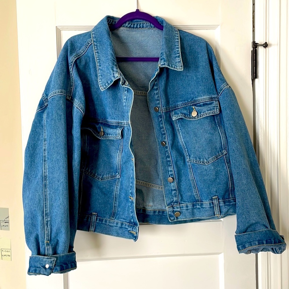Super cute cropped denim jacket!